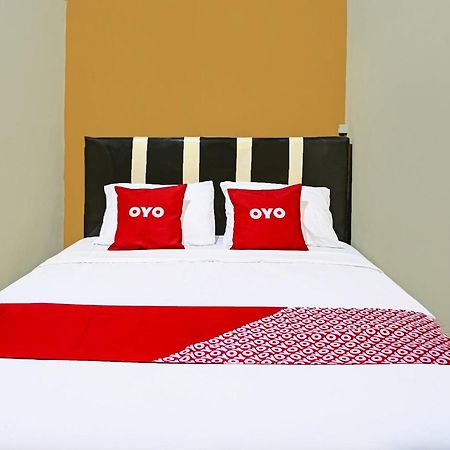 Oyo 91825 Ayu Lestari Homestay Nganjuk Exteriör bild