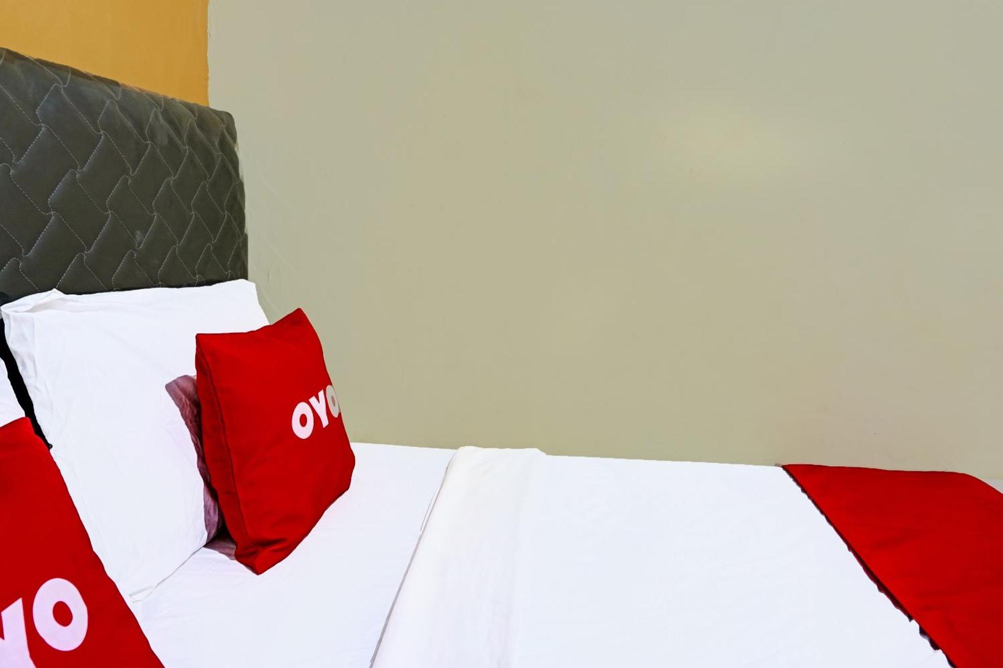 Oyo 91825 Ayu Lestari Homestay Nganjuk Exteriör bild
