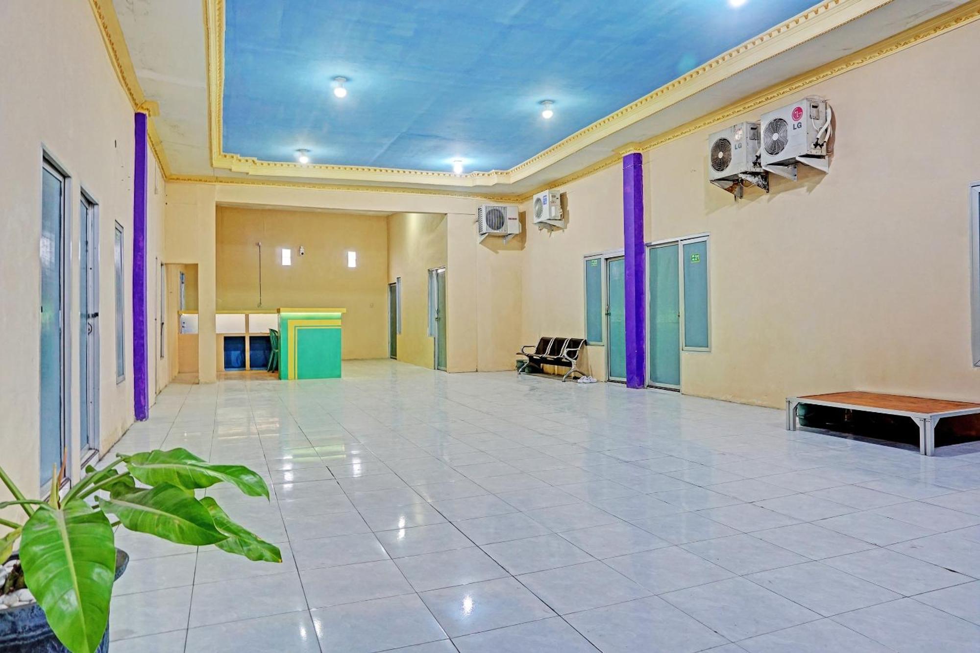 Oyo 91825 Ayu Lestari Homestay Nganjuk Exteriör bild
