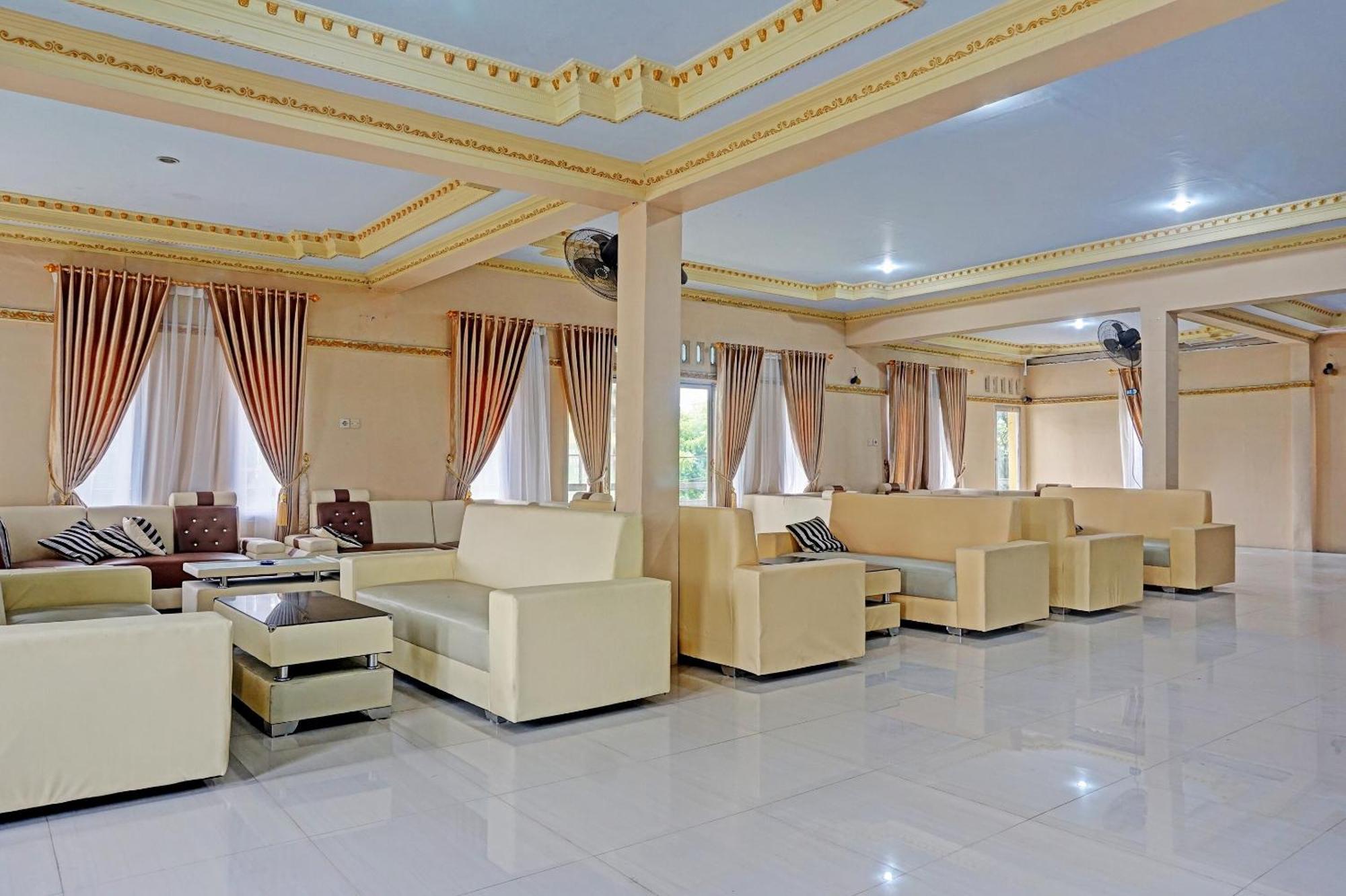 Oyo 91825 Ayu Lestari Homestay Nganjuk Exteriör bild