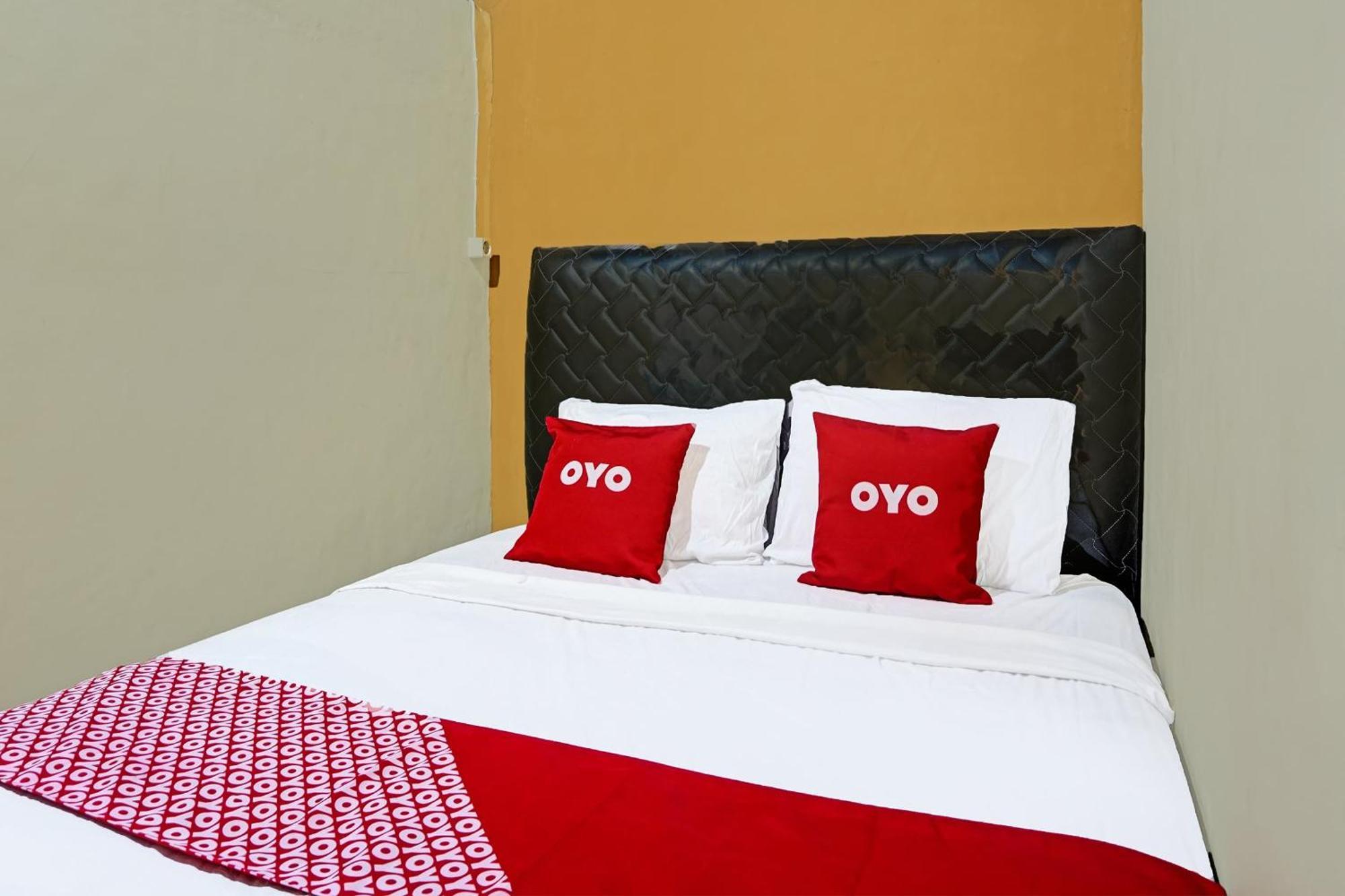 Oyo 91825 Ayu Lestari Homestay Nganjuk Exteriör bild