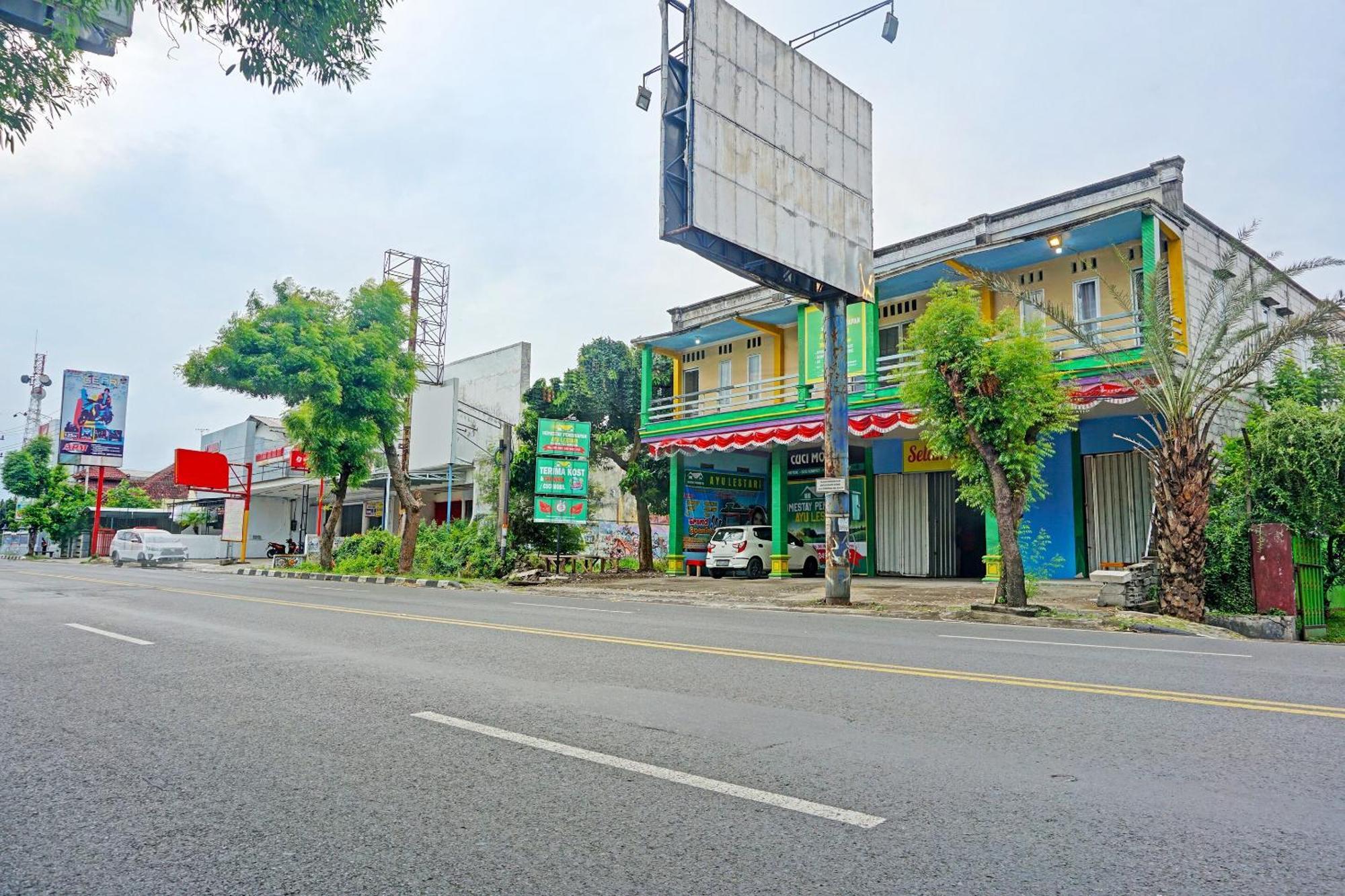 Oyo 91825 Ayu Lestari Homestay Nganjuk Exteriör bild