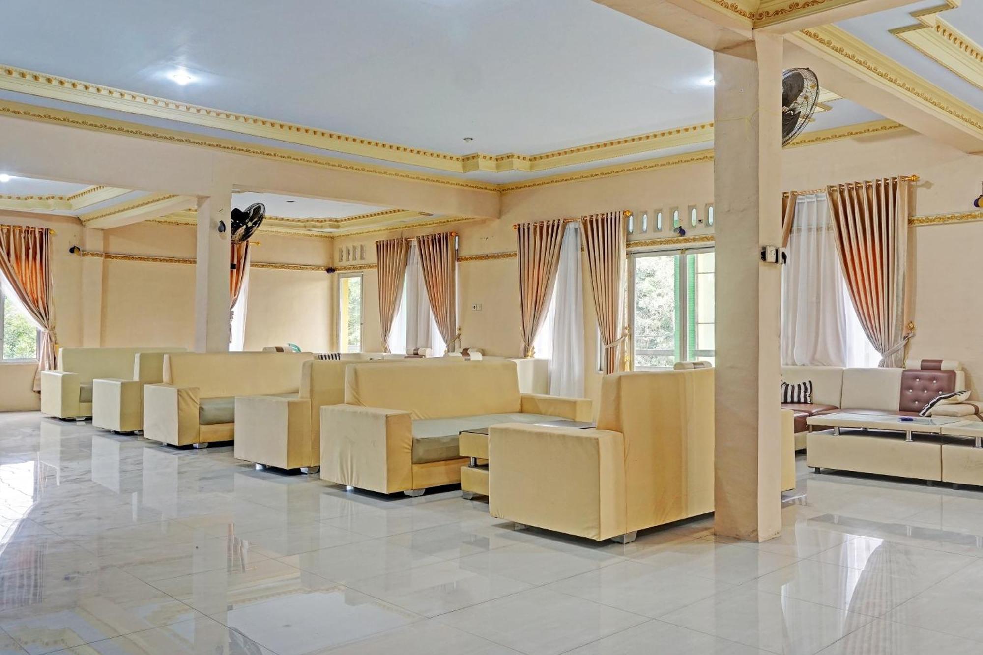 Oyo 91825 Ayu Lestari Homestay Nganjuk Exteriör bild